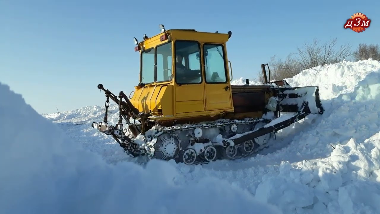 Трактор дт-75. Разгребает снег.