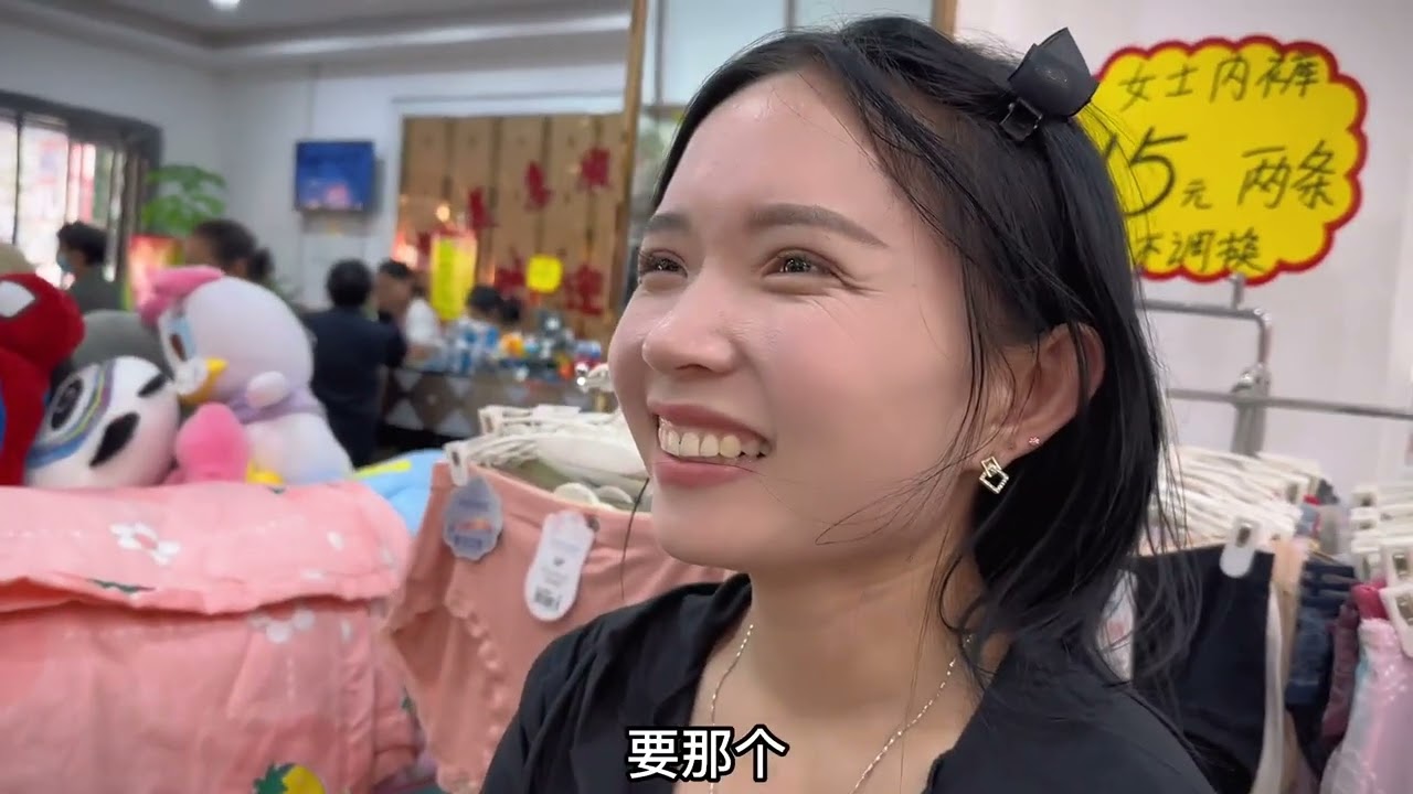 这段时间婆婆公公辛苦了，下周就要降温了。瑞瑞带老两口买秋装，婆婆：花你们钱太多了，不好意思#婚后 #小董家里事