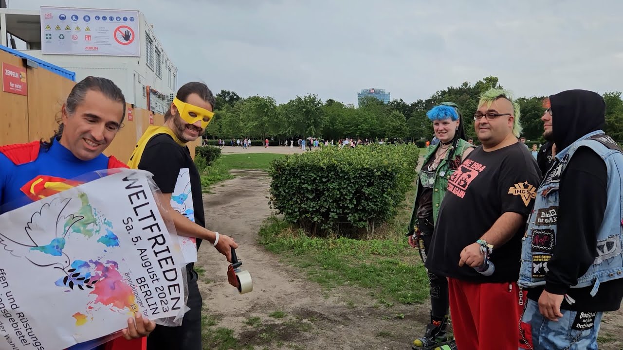 Superman & Captain Future beim Plakate kleben für die Demo am 05.08.23 in Berlin