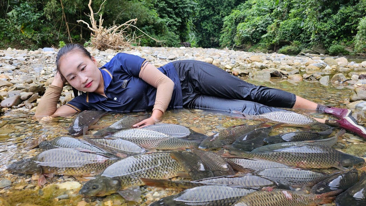Tam's lucky day: Catching giant stream fish on rainy days to sell at the market, cooking.