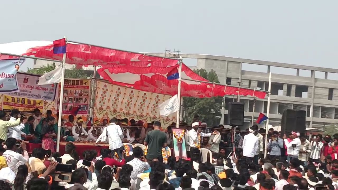 वीडियो आदिवासी समुदाय के शोषण और न्याय के लिए उनकी लड़ाई के बारे में है, जो एक बहुत ही महत्वपूर्ण 