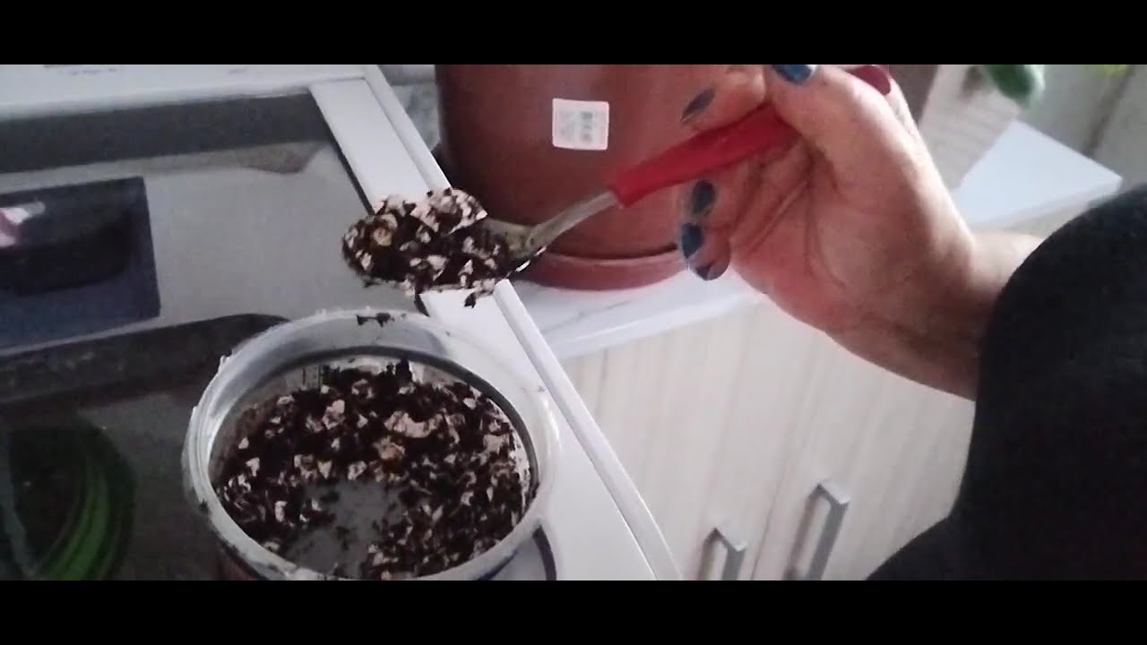 Borra de café com casca de ovos pra por nas plantas 