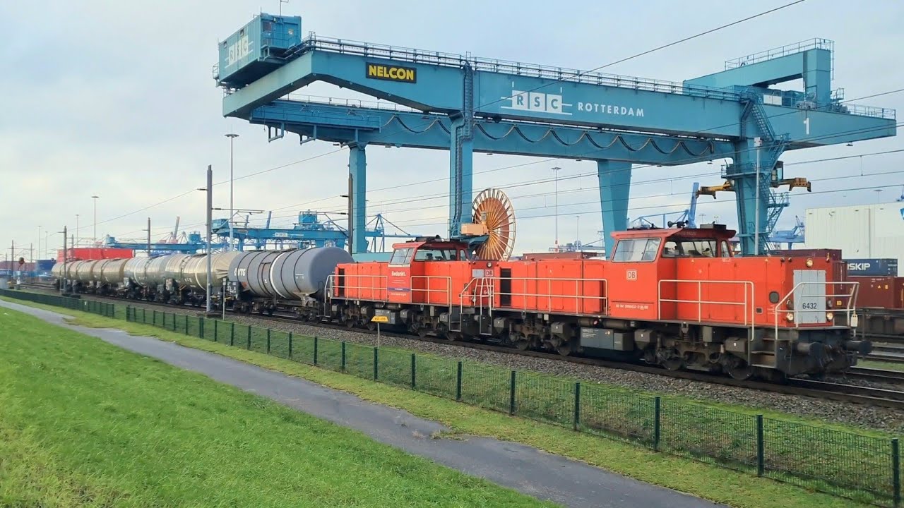 Bedrijvigheid op en langs de Havenspoorlijn in Rotterdam op 3 januari 2023