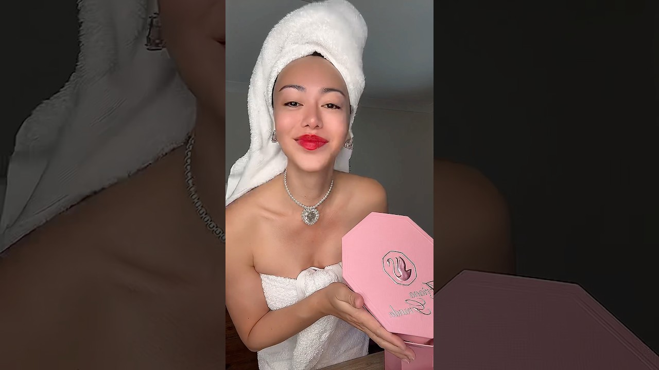 Unboxing @Swarovski X @ArianaGrande #swarovski #swarovskixarianagrande #swarovskicrystals