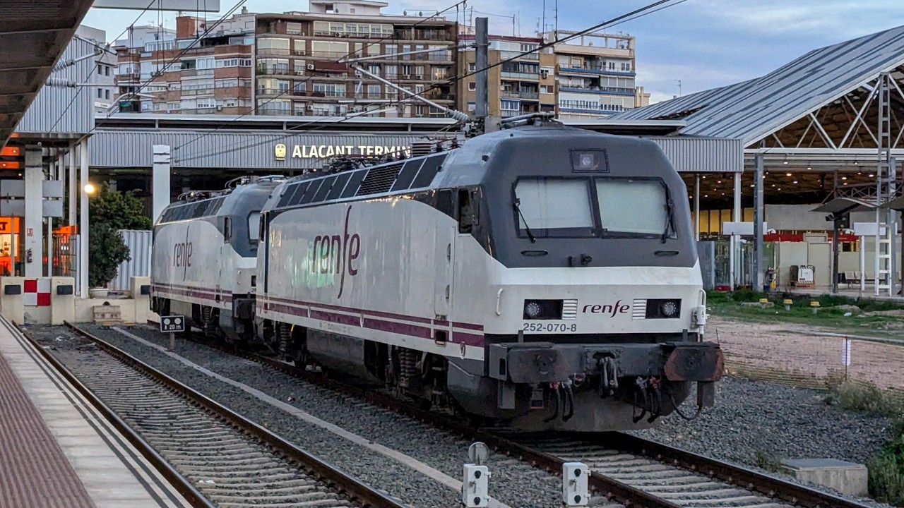 Trenes Renfe y Alsa por la linea 330 Alicante - La Encina. Media Distancia, 252, Ave, 112, 106...