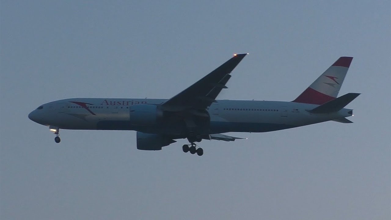 Austrian Airlines Boeing 777 landing at Vienna Airport | OE-LPE
