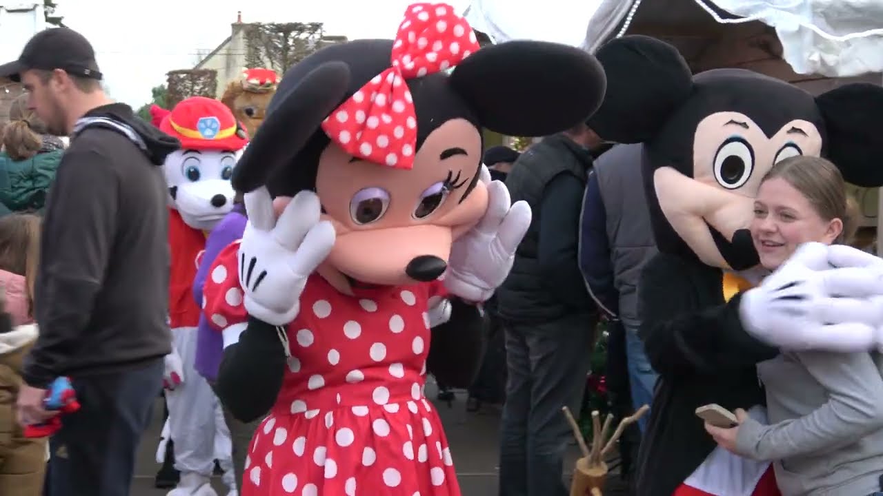 défilé des mascottes au marche noel Anor