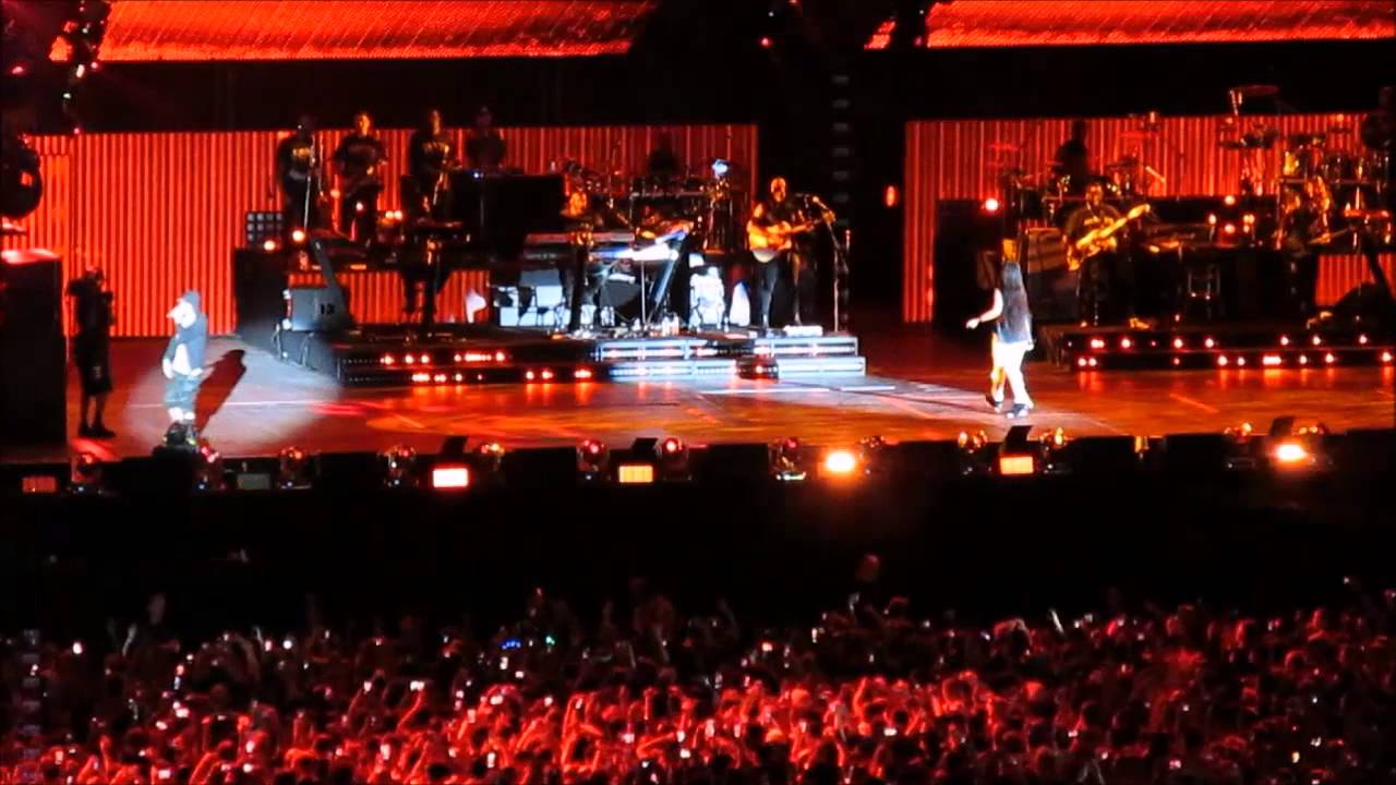Eminem feat. Rihanna - Love The Way You Lie (Live at Metlife Stadium)