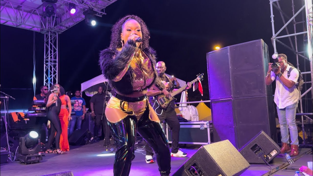 OMG! The crowd went wild for Nadia Batson at Soka in Moka.