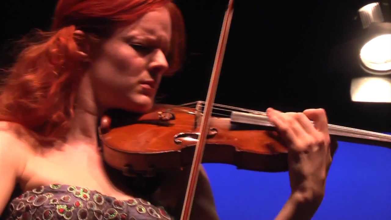 Philippe Girardin ajuste le Stradivarius de Rachel Kolly D'Alba