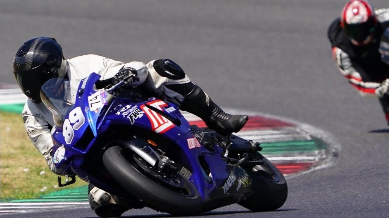Yamaha R1 (2021) vs Ducati superleggera V4 Mugello Trackday