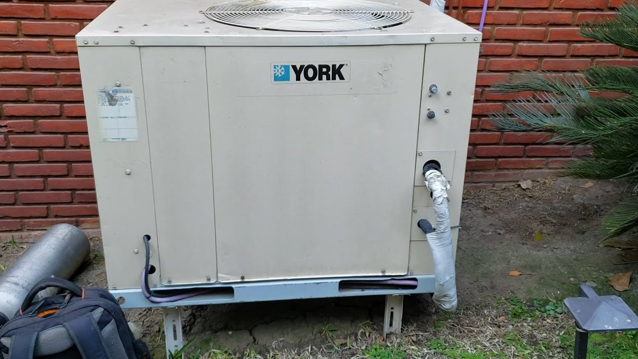 Fuga y Cargando Refrigerante a un Aire Acondicionado en Invierno