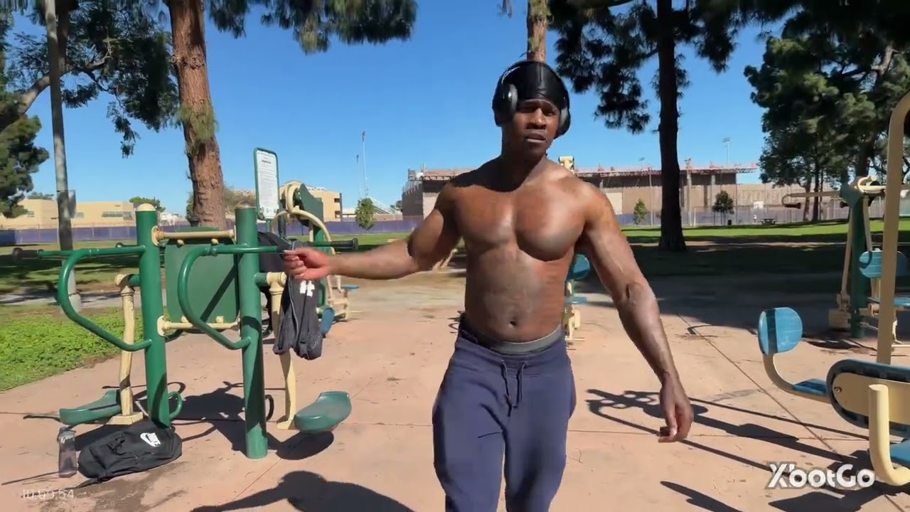 Dips/squats/pull-up curls #nogym #calisthenics #natural 