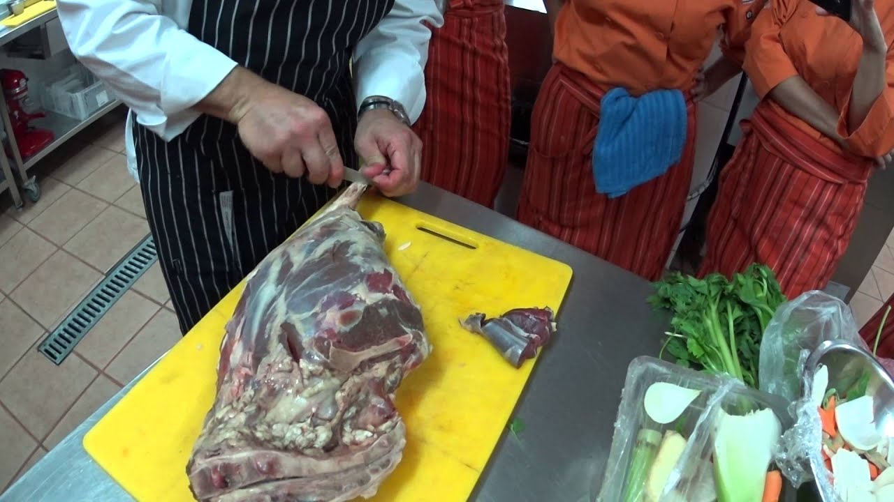 cocina. Limpieza gigot de cordero (pierna de cordero)