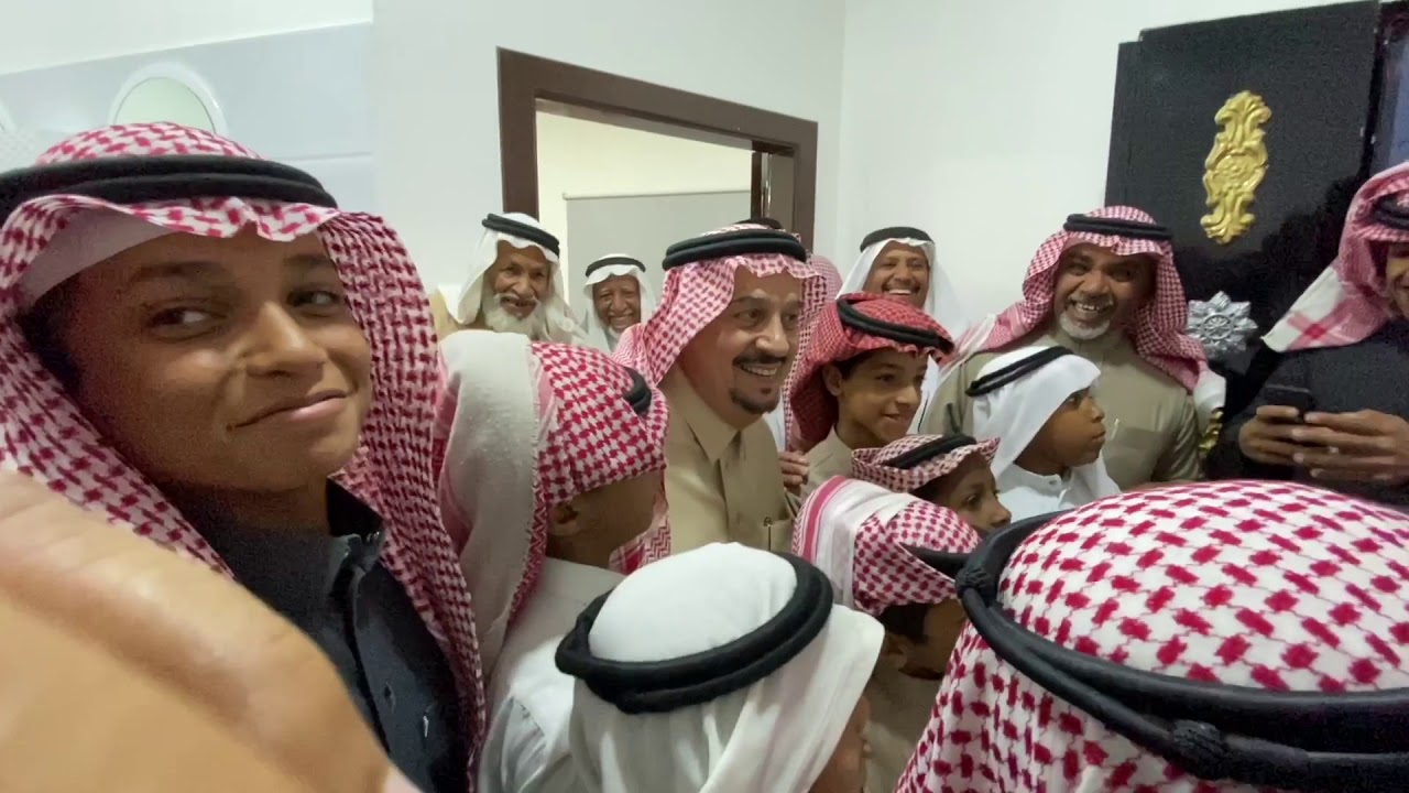 شاهد تفاعل وعفوية الأمير فيصل بن بندر أمير الرياض في أحد المنازل في الأفلاج..