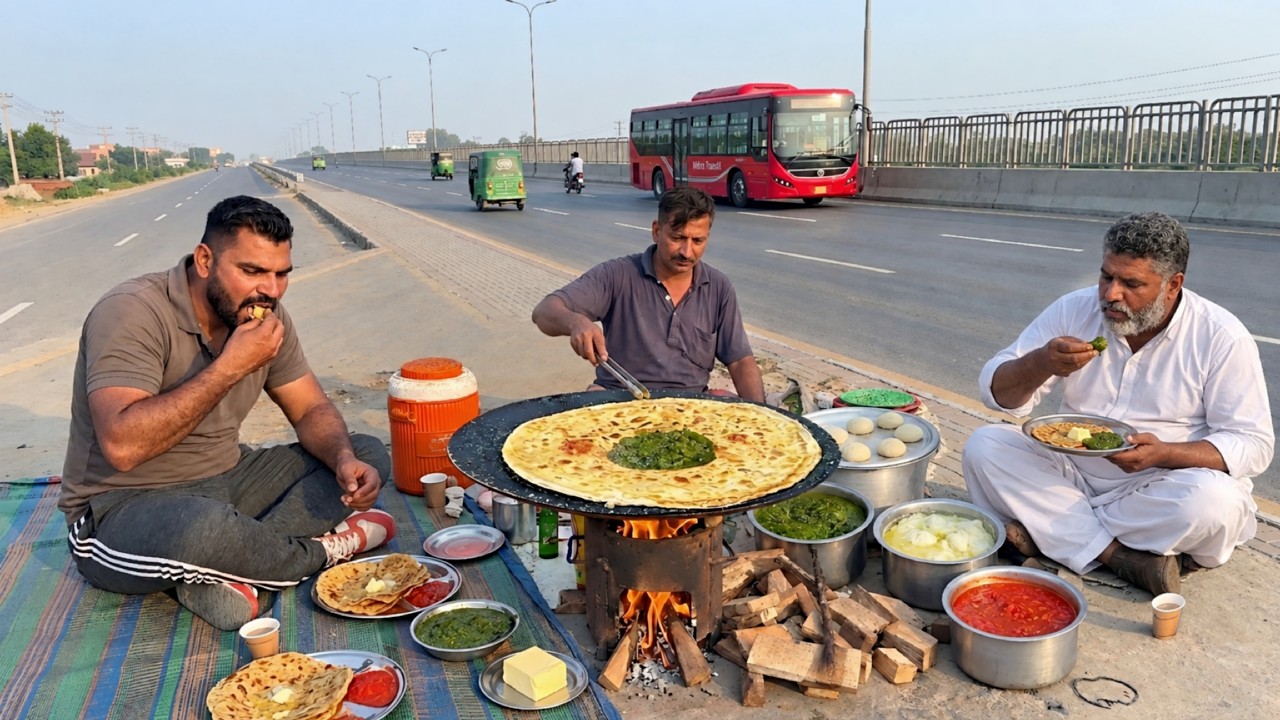 PURE DESI STREET FOOD COOKING 😍 BUTTER & SAAG PARATHA | PAKISTANI HIGHWAY STREET FOOD COMPILATION