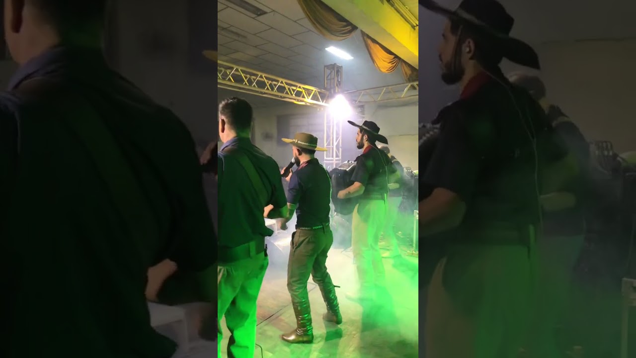 Ciro bei&ccedil;o no bail&atilde;o