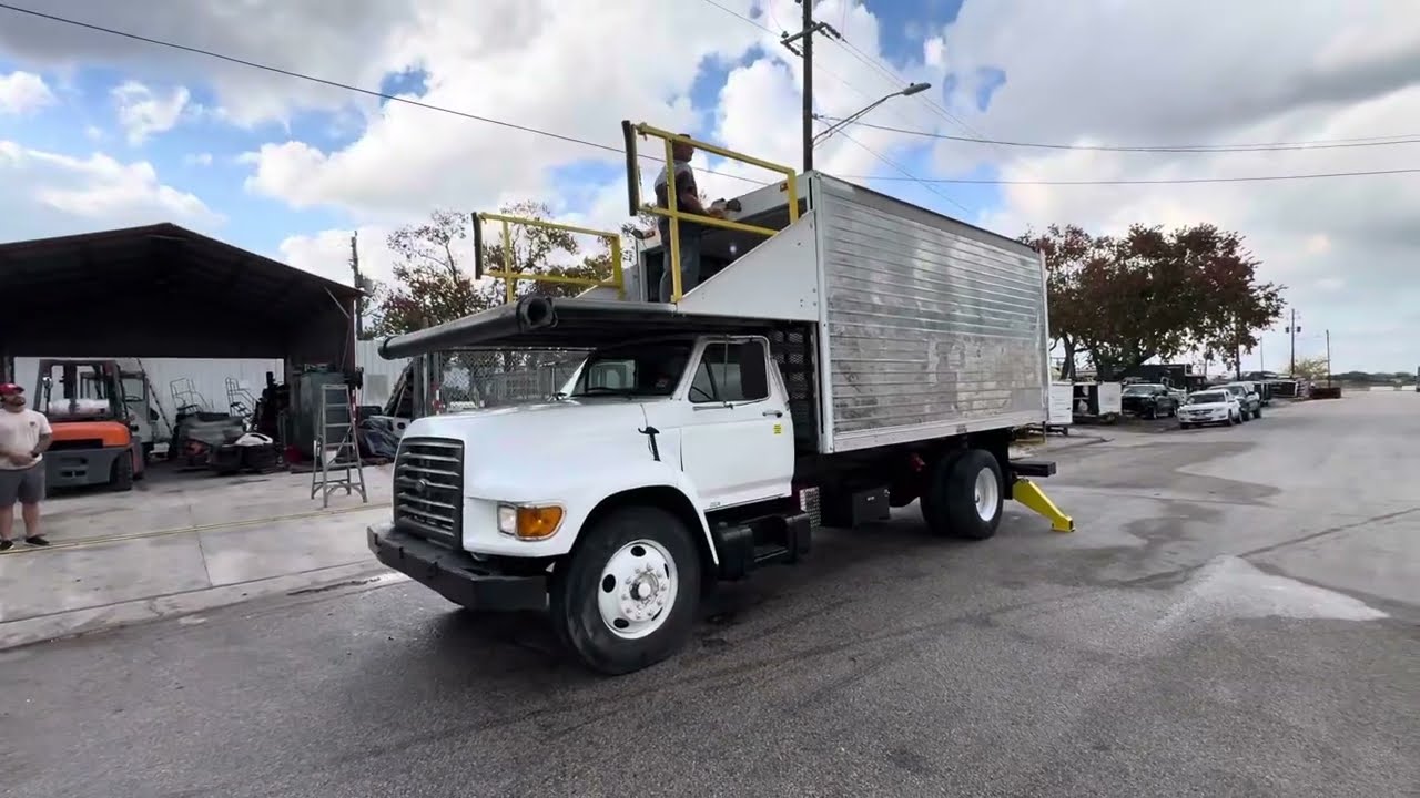 Unit: 8195 - 1999 Hi-Way / Kidron C-42-16 / 4CB16D Narrow Body Catering Truck - Operational Video 