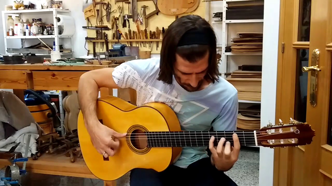 Gabriel Exposito en mi taller tocando guitarra de ciprés de 1a especial