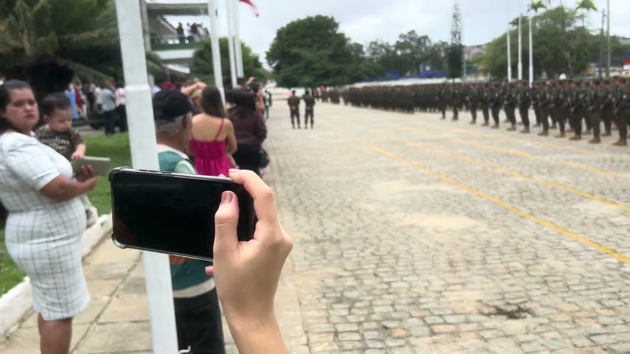 O Exército cantando o hino nacional ￼