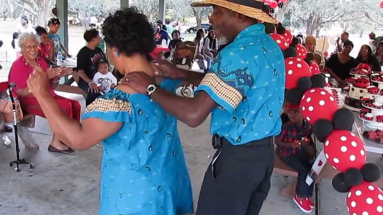 OLD COUPLE DANCING TO BLURRED LINES