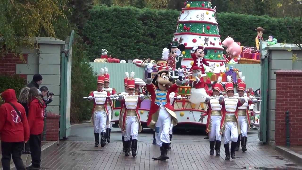 Disneyland Paris - Christmas Cavalcade (13:35)- (Soft Openings) - 8 November 2013