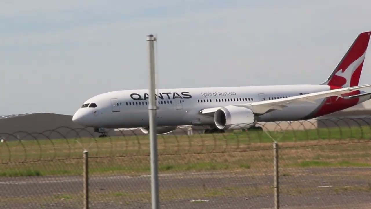 Qantas B787 Delayed Takeoff, Cathay Pacific B777 Passes ✈️Melbourne Plane Spotting 4K #Planespotting