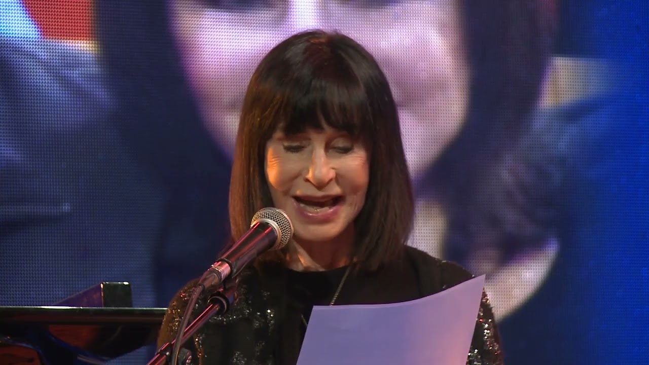 נורית הירש קוראת את 