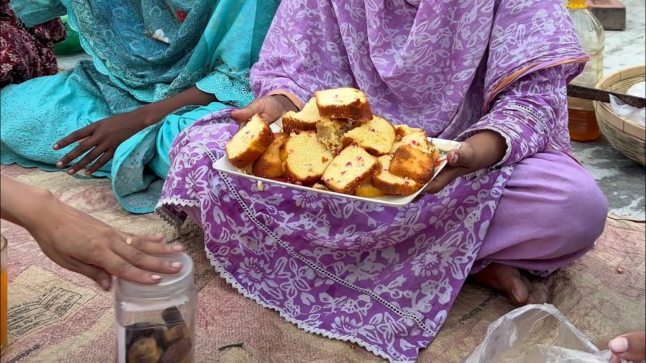 সবাই মিলে খোলা আকাশের নিচে ইফতারি