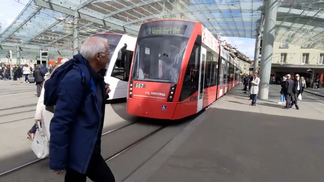 Tram und Bus Verkehr beim Bahnhof Bern BE/Combino Tram/Schindler Tram der RBS Vevey Tram und Buse