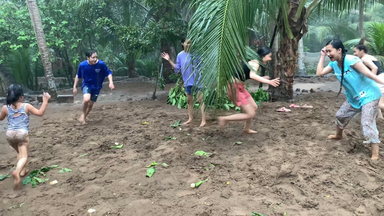 Cực Kỳ Vui Khi Chơi Keng Kú Dưới Mưa