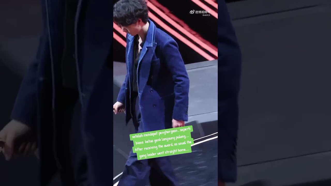 ketua genk pulang setelah menerima penghargaan...selesai tanpa duduk di venue sama sekali....