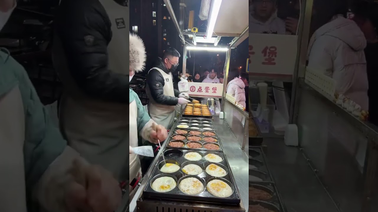 陕西夜市鸡蛋汉堡火热出炉，鸡蛋汉堡香飘四方，老板手脚不停忙！ #路边摊美味