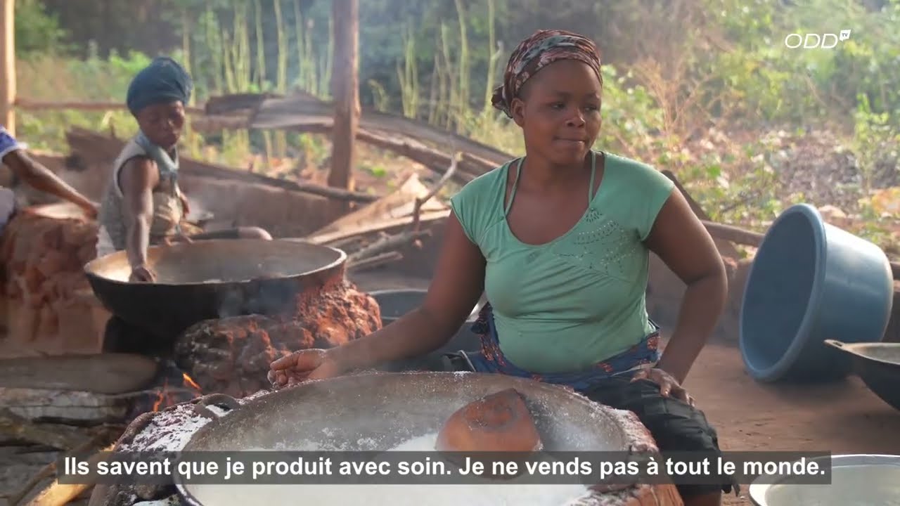 ZERO FAMINE : Production de gari Ahayoué dans une famille à #zinvie au Bénin