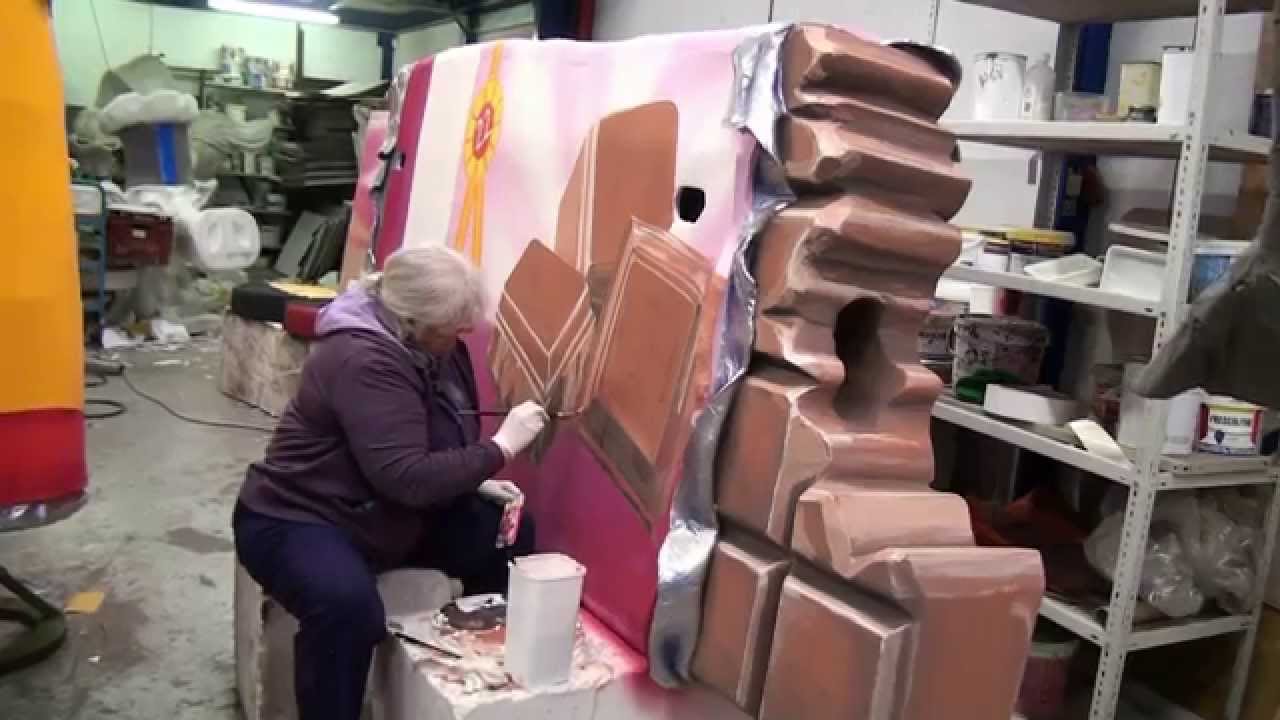 Beelden van de bouw van carnavalswagen de Flierefluiters 2013