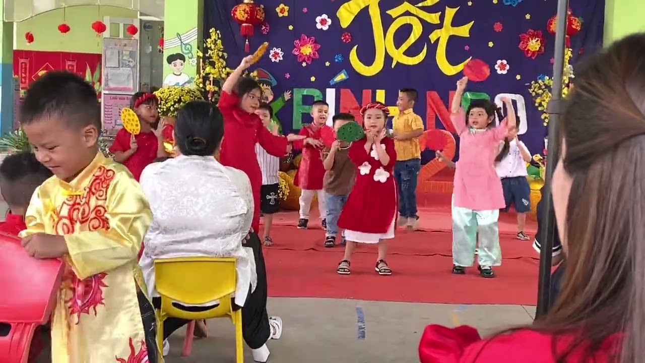 bé gái múa tết