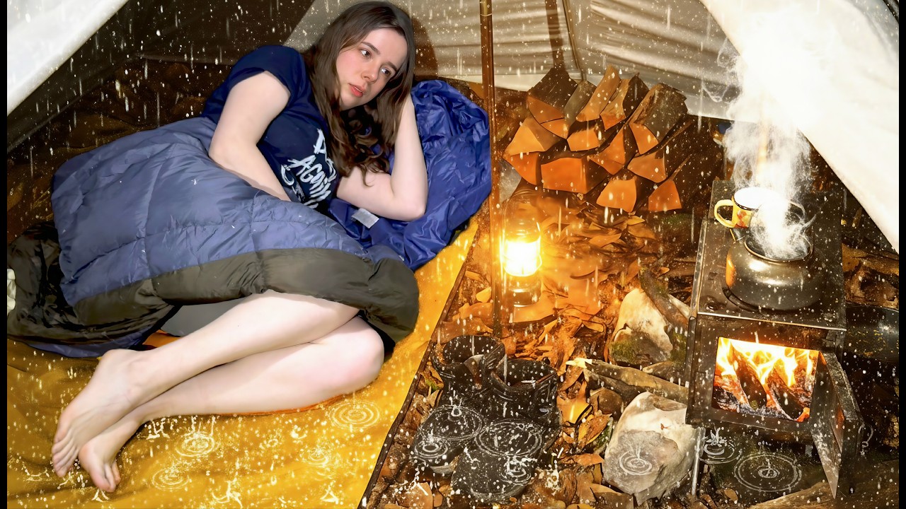Соло-девушка в горячей палатке под сильным дождем 🌧 Теплая готовка на дровяной печи | Чистый дождь