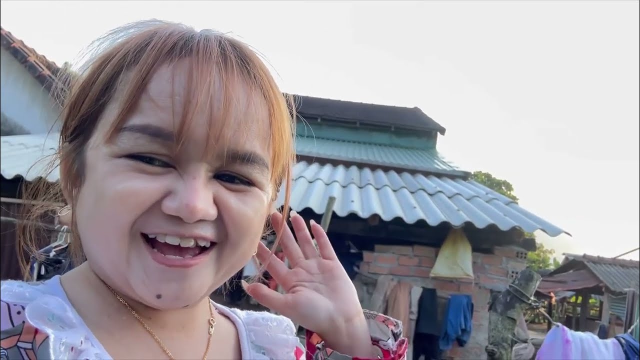 Huyền Hre cùng mẹ tâm sự trong lúc hái rau