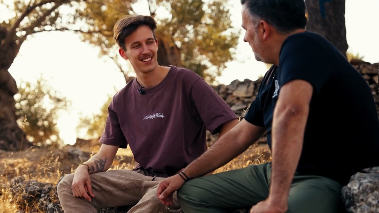 Elias auf Lesbos 🌿 Unser neuer Mitarbeiter im Gespräch mit Basti über Leidenschaft und Olivenöl