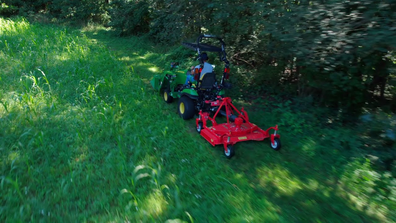 Sommerliche Wegepflege mit Traktor und Feinm&auml;her