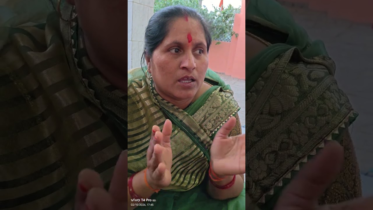 Chhota se Shankar Ji ke mandir mein bhajan hote hue kirtan hote hue aap log sune Anand