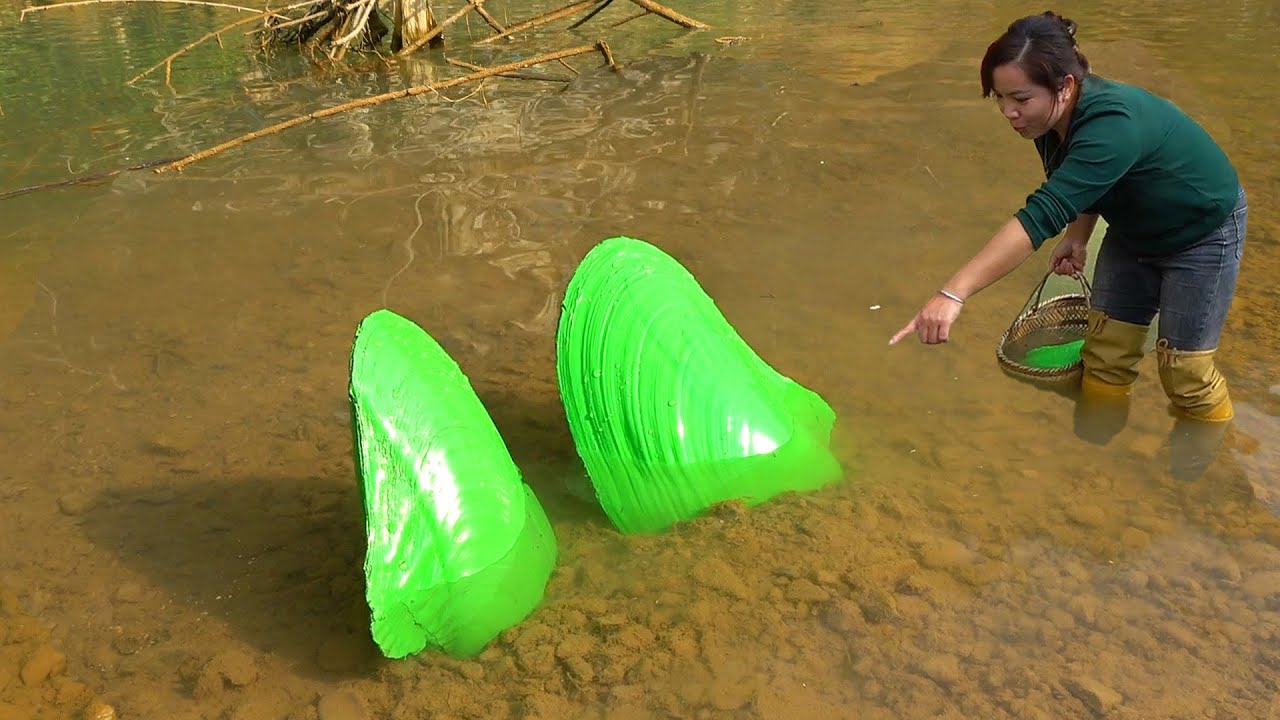 💎The girl found several green clams in the river, their pearls are so beautiful