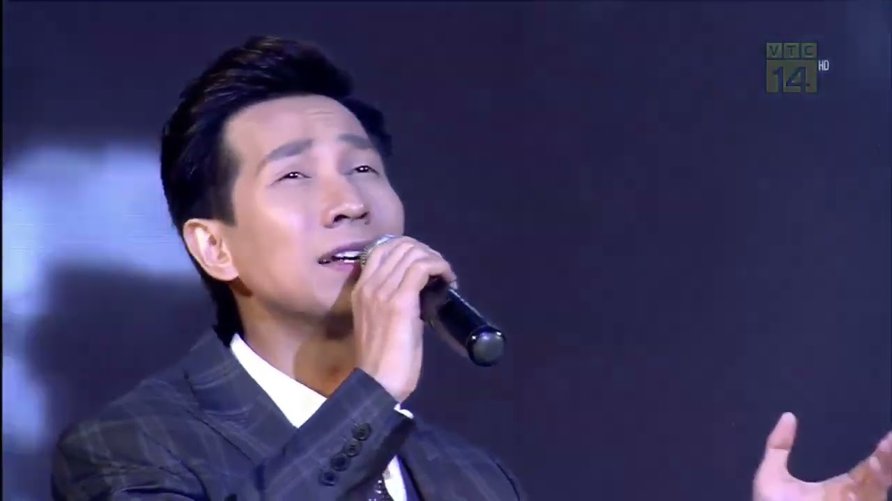 Màu hoa đỏ Lê Anh Dũng