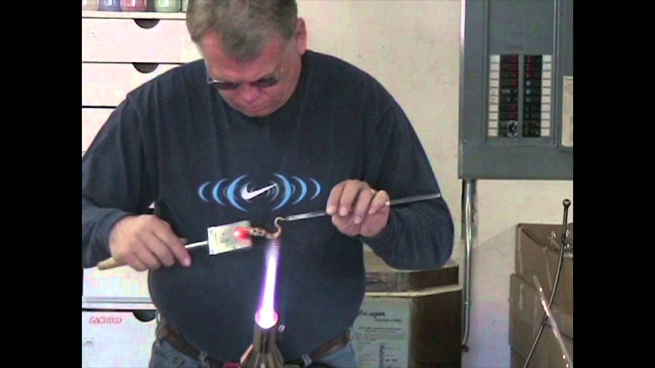From the Archives: Robert Mickelsen sculpting a lizard 2007 || REVERE GLASS ||
