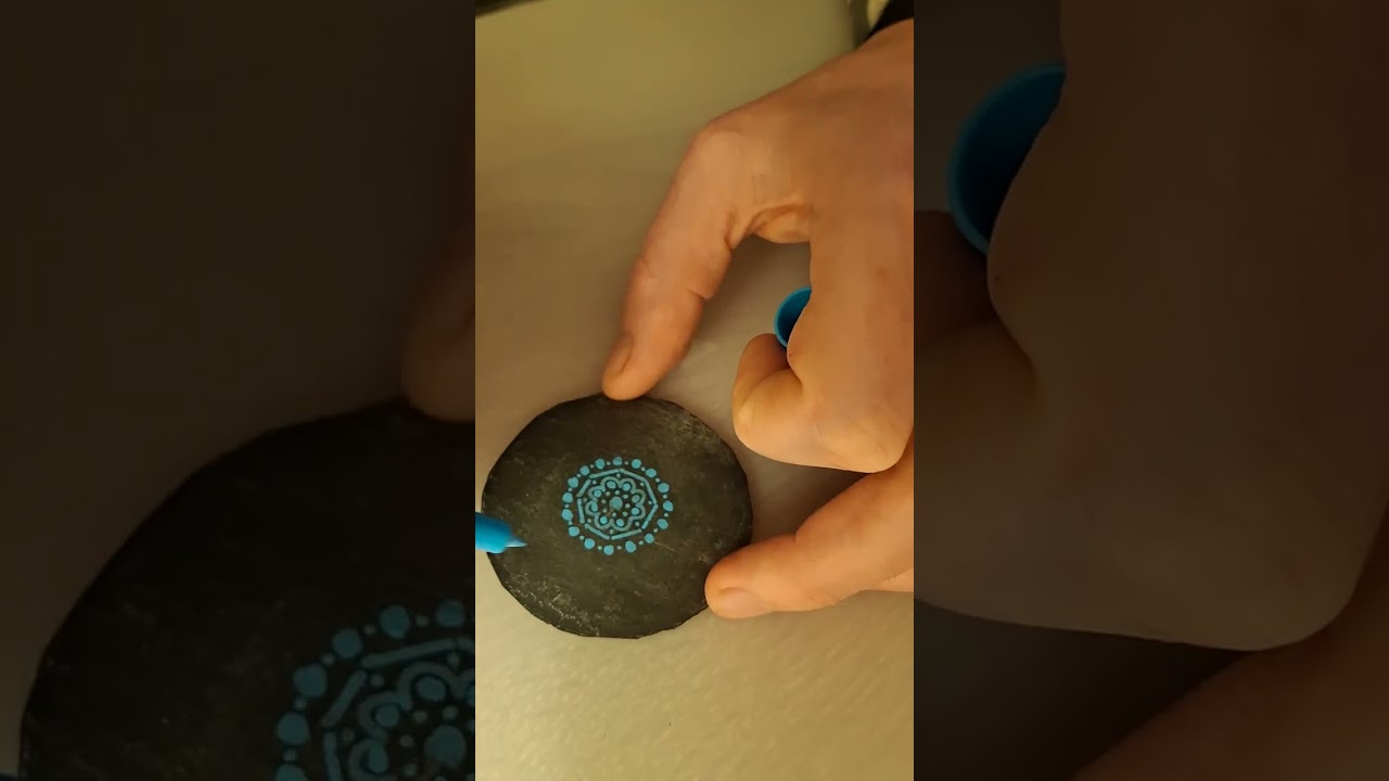 Mini mandala bleu sur ardoise 😀 #5 #art #mandalas