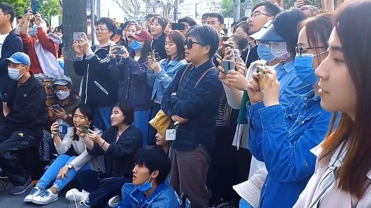 上海路演：网红歌手罗小罗&小廖同学和路人合唱《后来》场面壮观