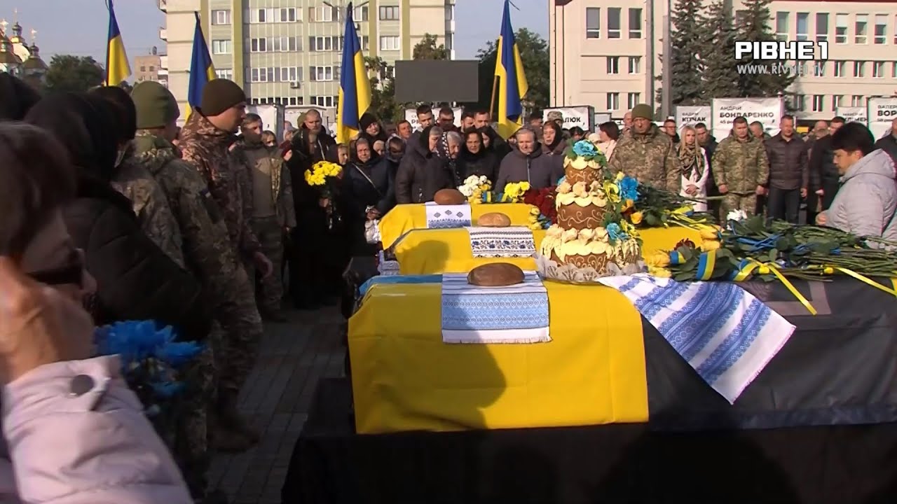 Пішли на фронт не вагаючись: Рівне попрощалося з трьома захисниками України