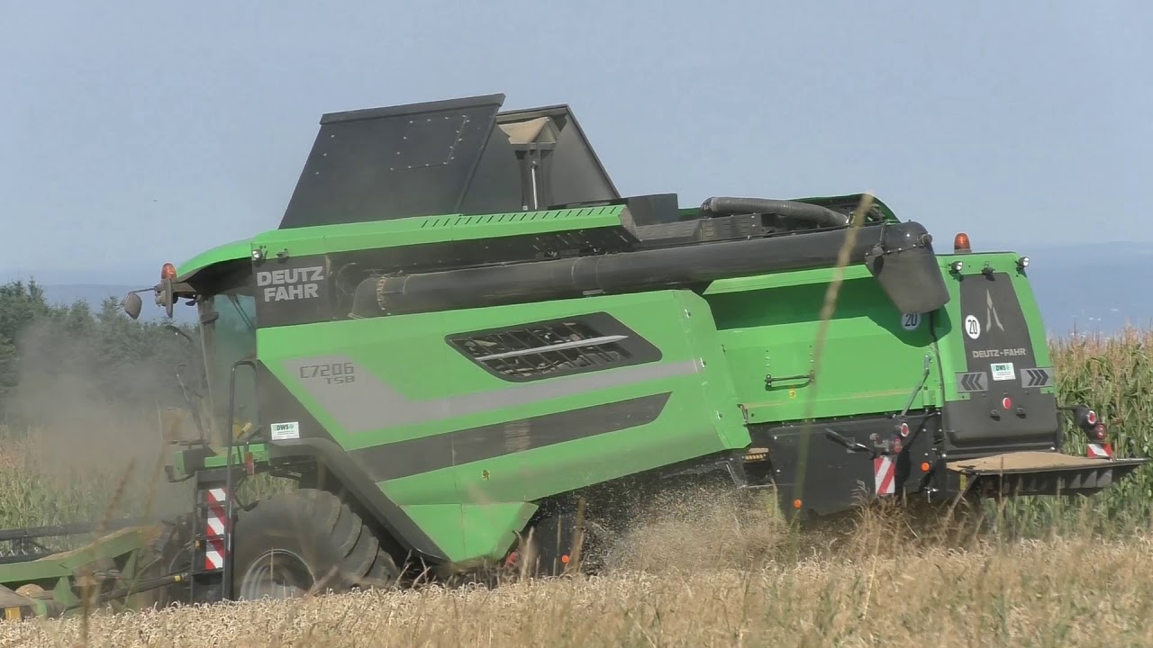 Ernte 2019 Weizendreschen am Abend Deutz Fahr 7206 TSB Mähdrescher beim Weizen Dreschen wo  es nicht