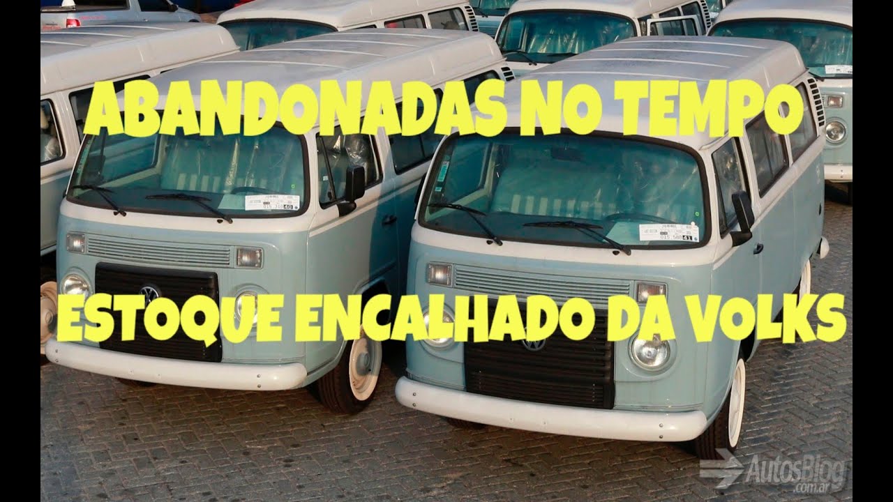 Kombis Last Edition jogadas em um pátio abandonadas no tempo, kombi last edition apodrecendo