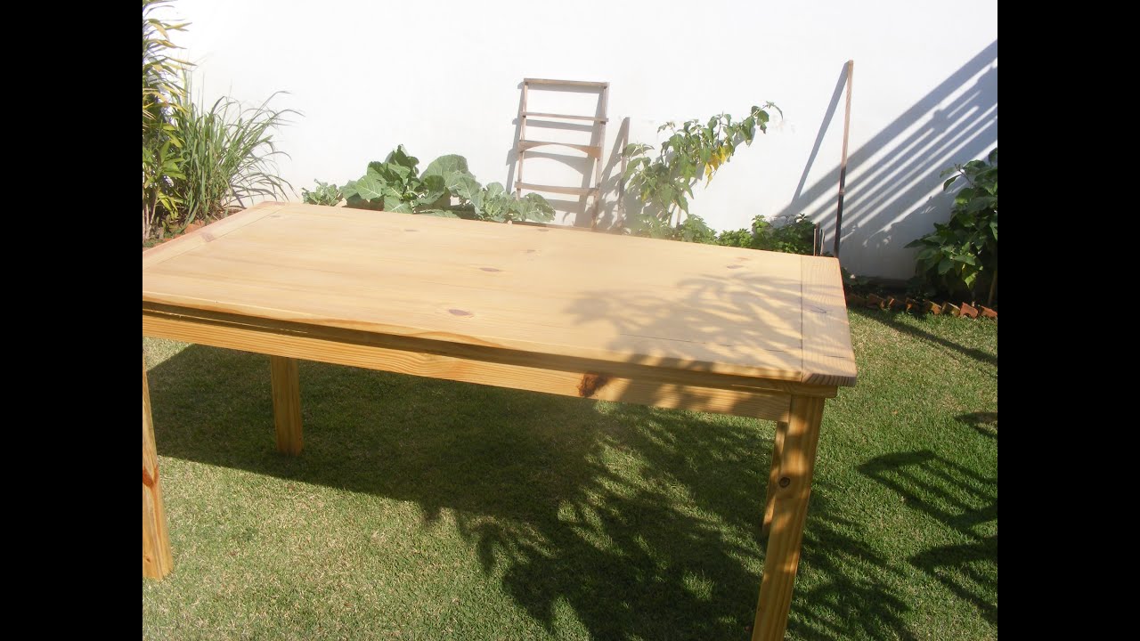 Mesa de jantar feito com madeira de pinus.